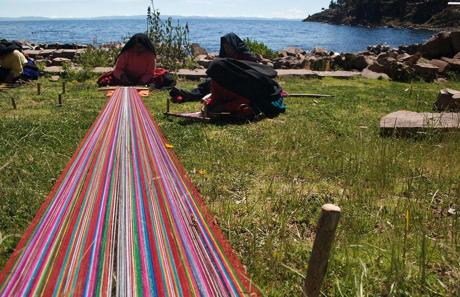 [ img - peru-lake-titicaca-taquile-island-weaving-woman.jpg ]